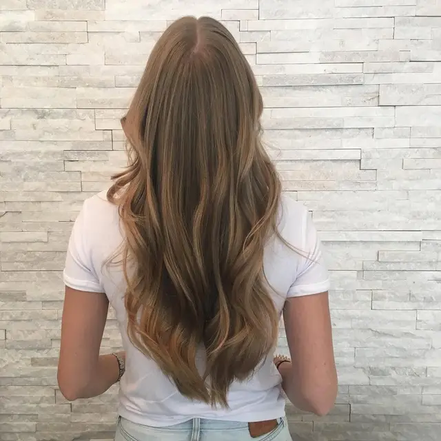 Bronde in langen Wellen — Natürliches Dunkelblond mit sanft geformten Längen