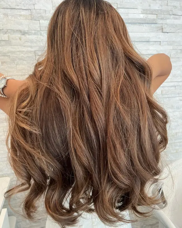 Caramel-Balayage — Feine helle Bänder und voluminöse Wellen