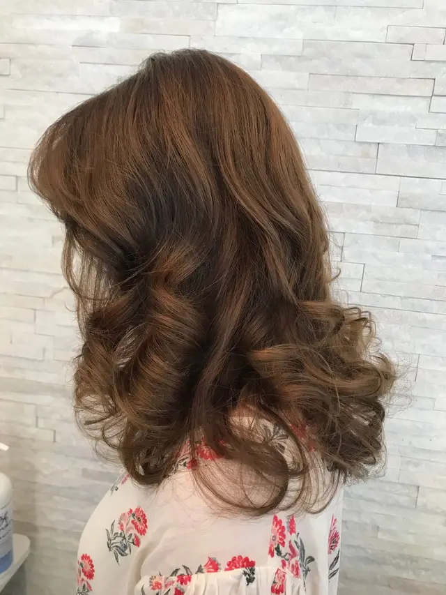 Volumen-Wellen — Warmes Braun mit definierten Locken