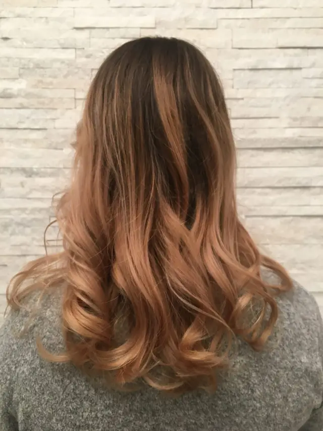 Rosé-Kupfer Ombré — Dunkler Ansatz mit roségoldenen Spitzen