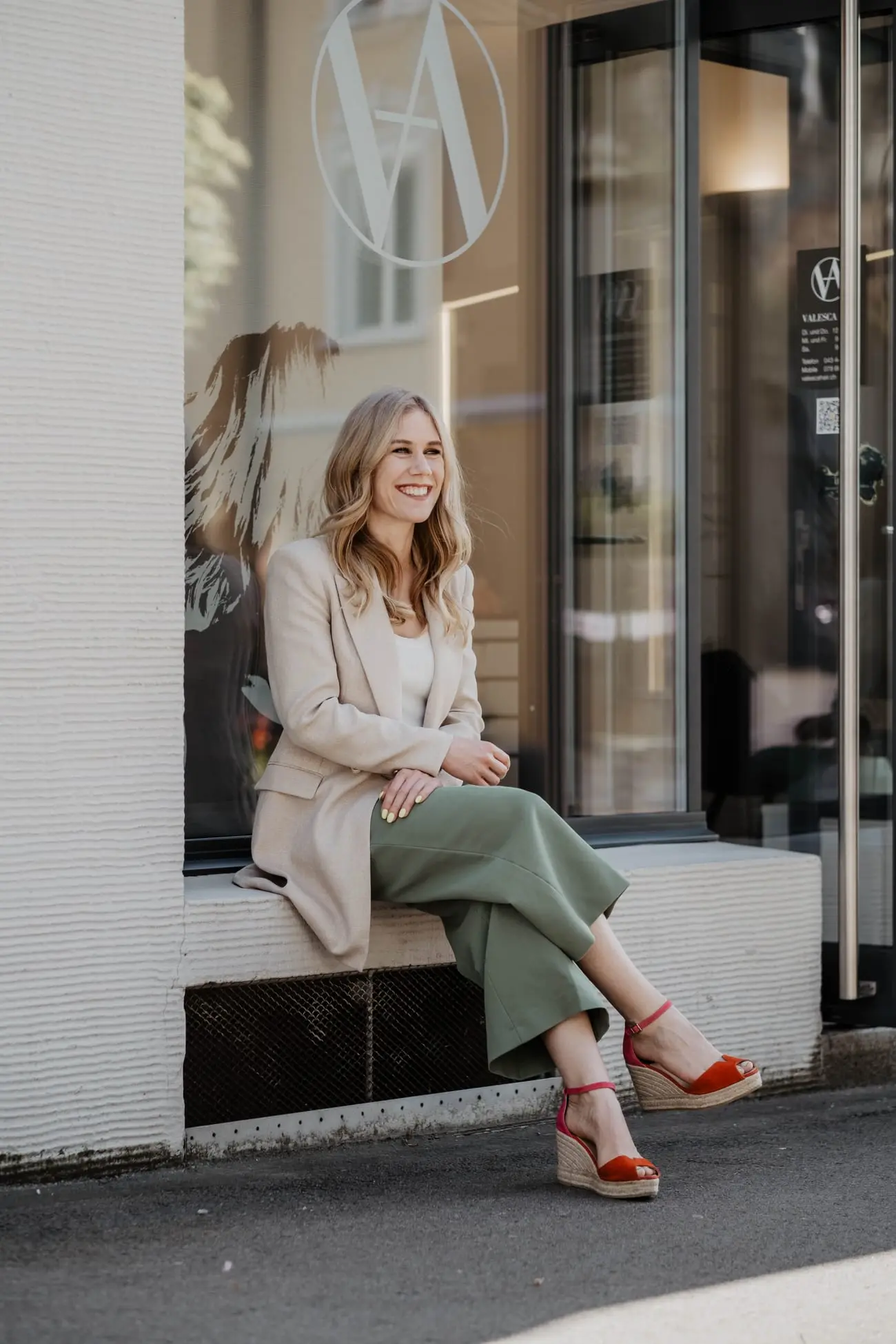 Julia-Valesca Bliedung vor ihrem Salon Valesca Hair im Zürcher Seefeld