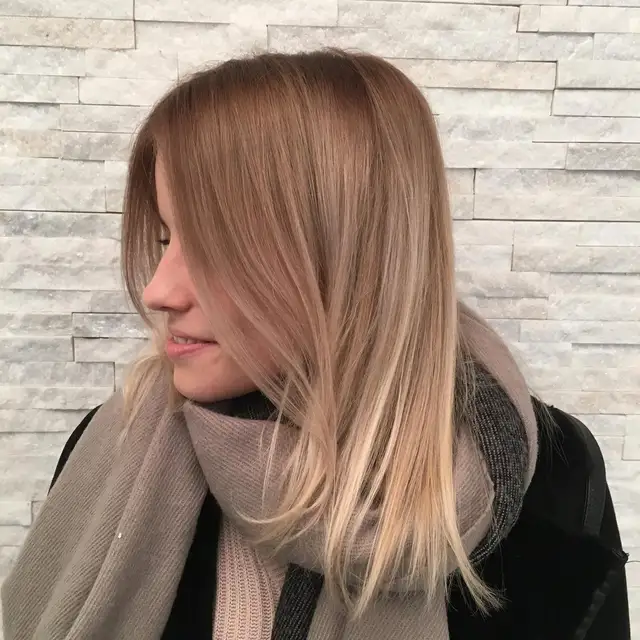 Beigeblondes Finish — Kühles Beige-Blond mit glatter, seidiger Oberfläche