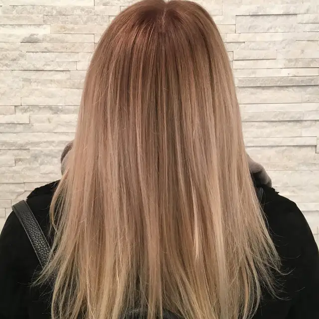 Beigeblonde Stufen — Langer Stufenschnitt mit natürlichem Ansatz