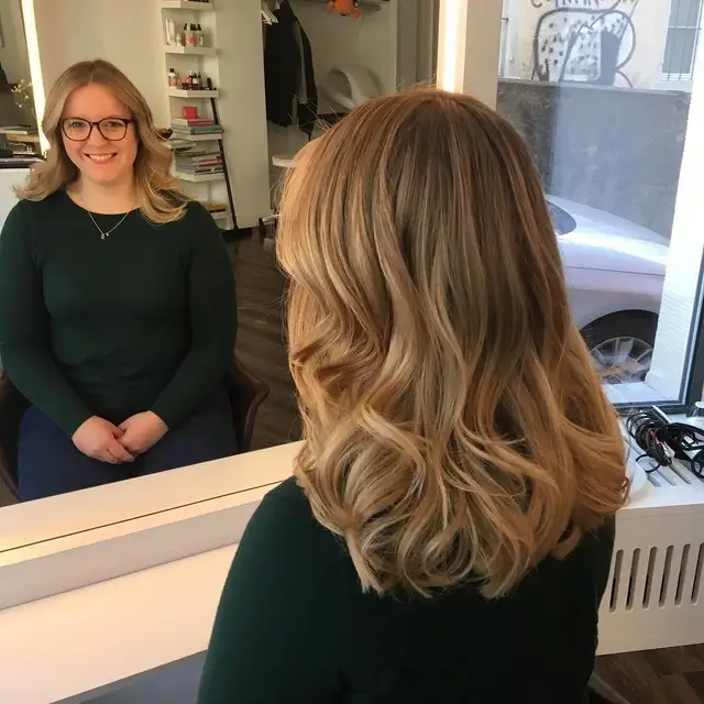 Schulterlanges Blond-Balayage — Helle Konturen und weiche Wellen um das Gesicht