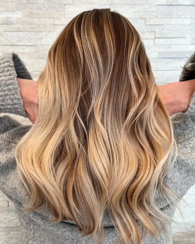 Blond-Balayage — Heller Verlauf mit cremigen, weichen Wellen