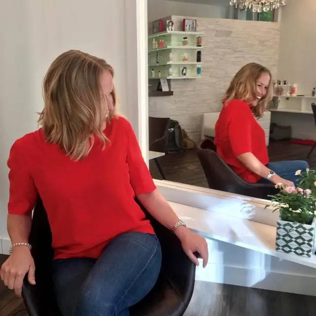 Blonder Long Bob — Lockere Schulterlänge mit natürlichem Schwung