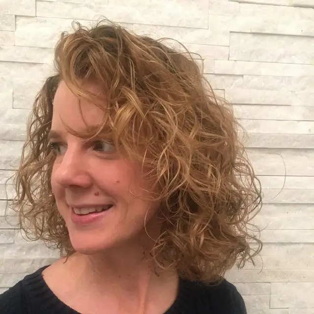Blonder Locken-Bob — Definierte Naturlocken in kompakter Bob-Länge