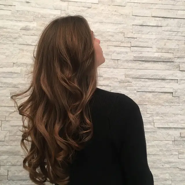 Lange braune Locken — Natürliches Braun mit grosszügigem Lockenfall