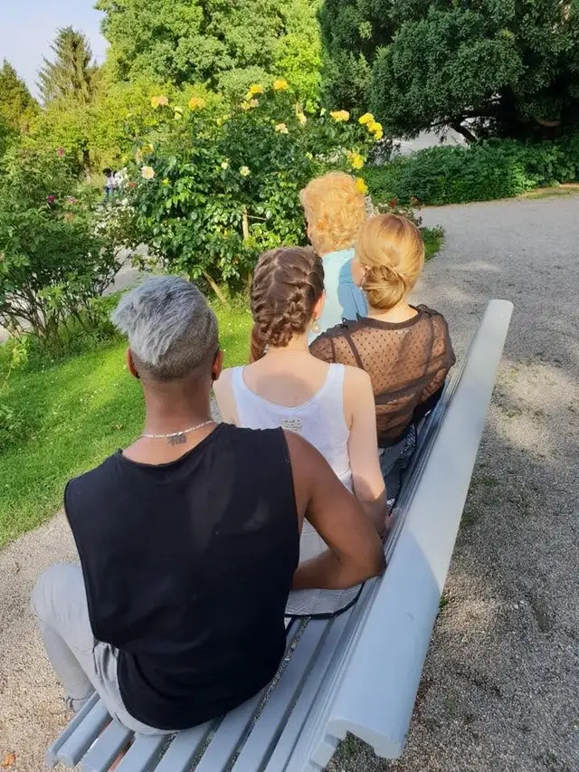 Festfrisuren im Ensemble — Flechtwerk, Chignon und strukturierte Kurzhaarfrisur