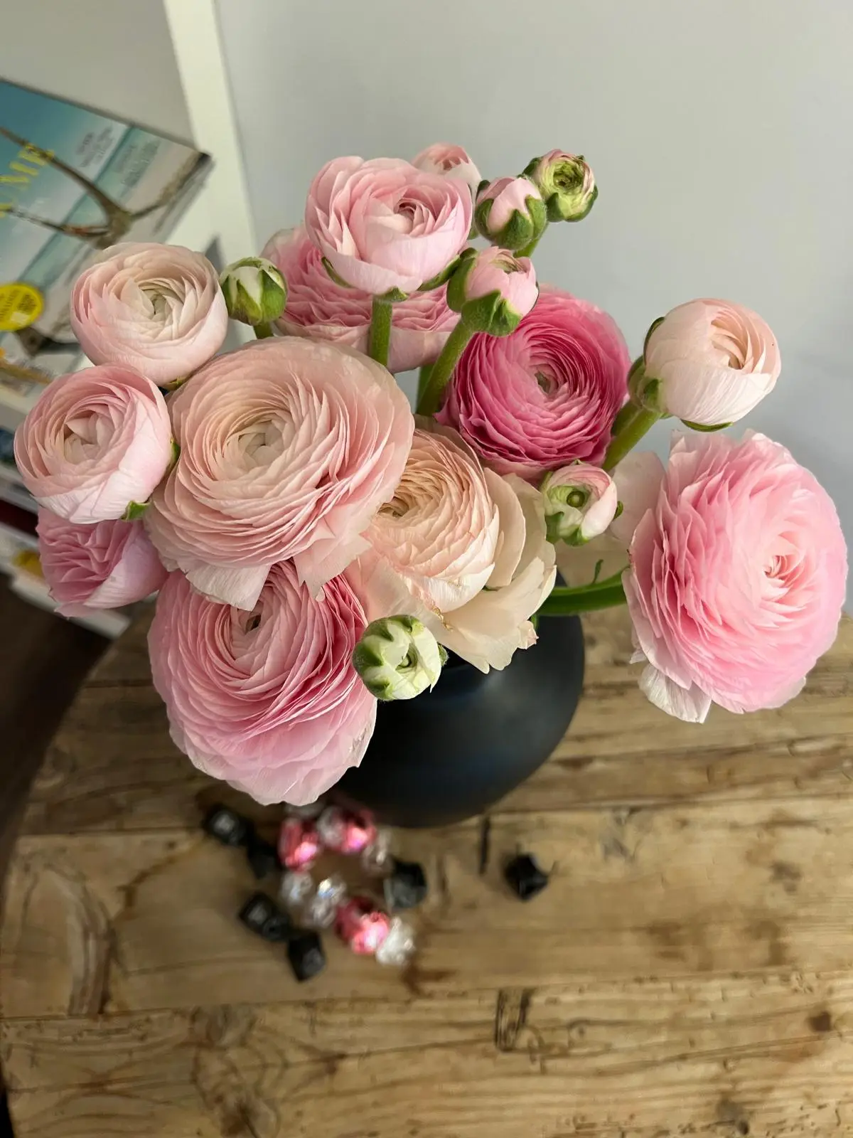 Rosafarbener Ranunkelstrauss in einer schwarzen Vase