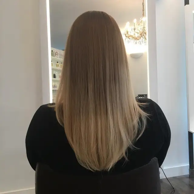 Kühles Blond in langen Haaren — Ruhiger Naturansatz mit klaren, hellen Längen