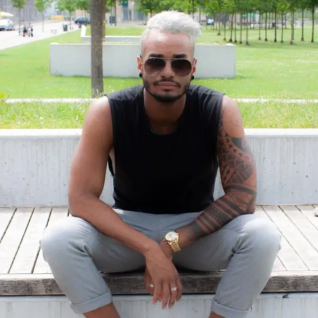 Platinblonder Herrenlook — Kühler Kurzschnitt mit präziser Kontur