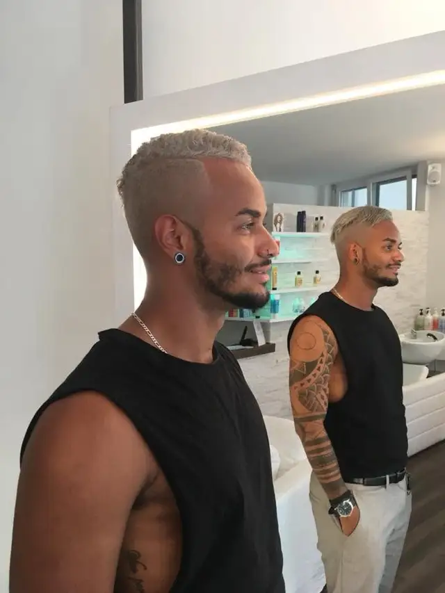 Platinblonder Kurzschnitt — Kühles Blond mit markantem Seiten-Fade