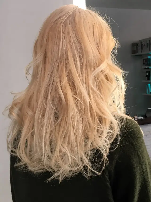 Platinblonde Wellen — Kühles Platinblond mit langen, weich fallenden Wellen