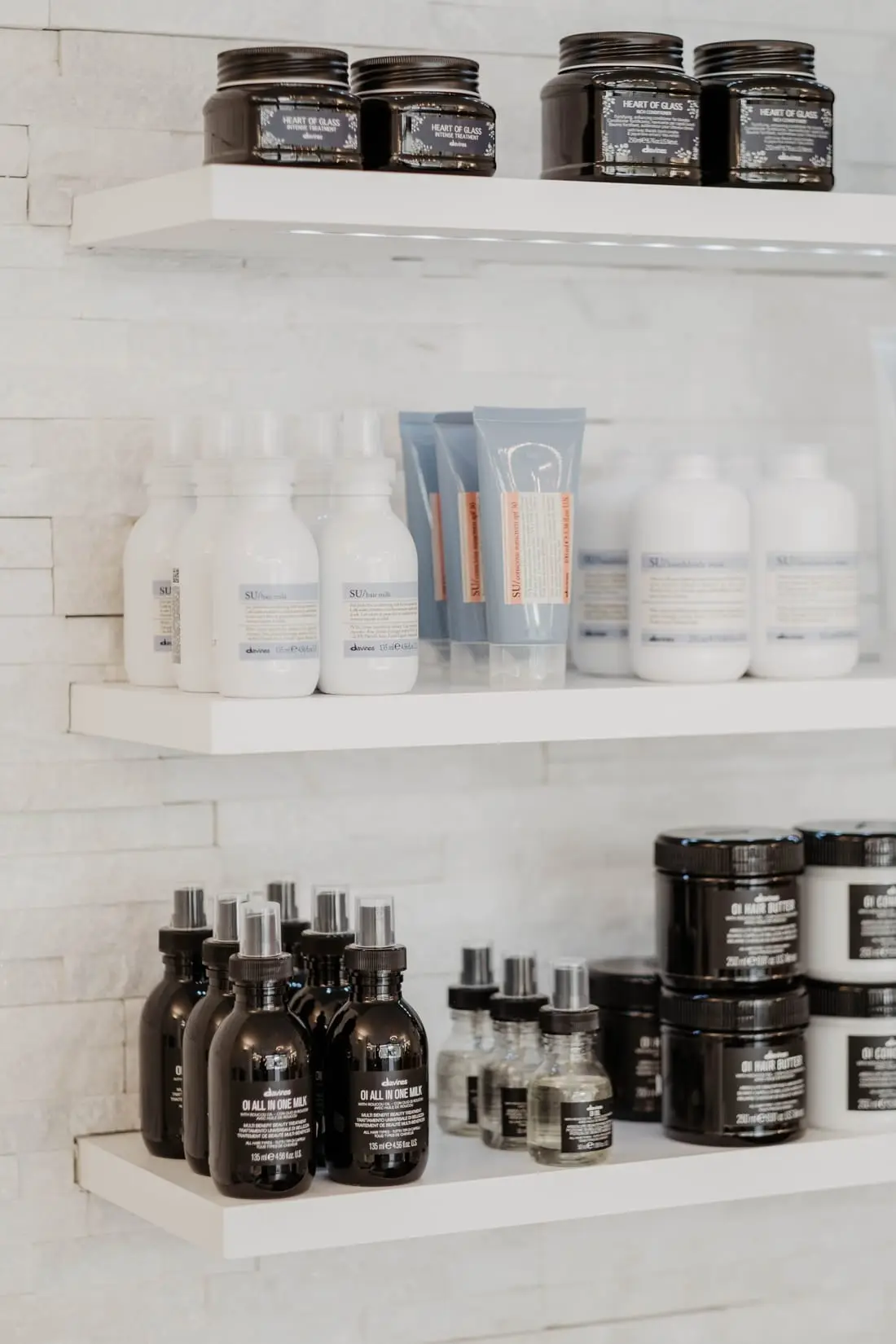 Regal mit professioneller Haarpflege im Salon von Valesca Hair
