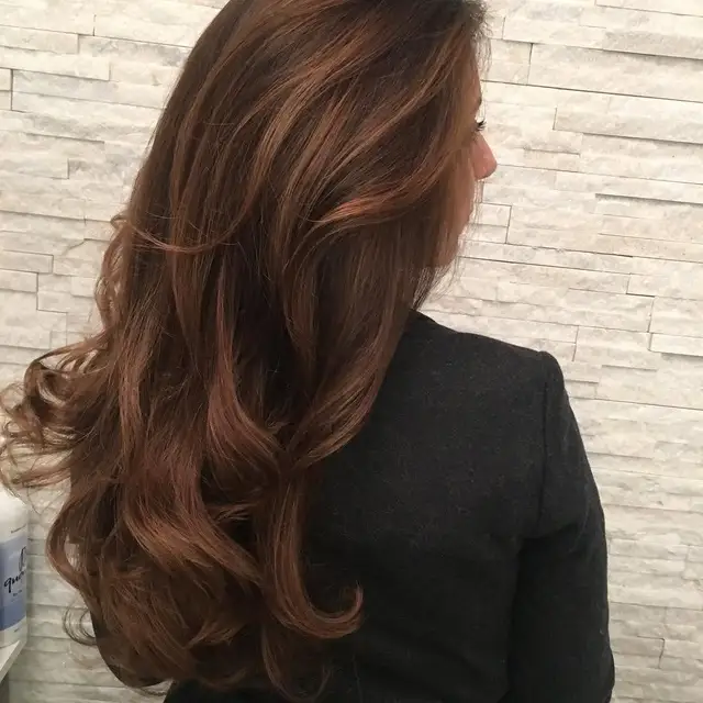 Schokoladenbraune Wellen — Langer Glanz-Look mit grossen, weichen Bögen