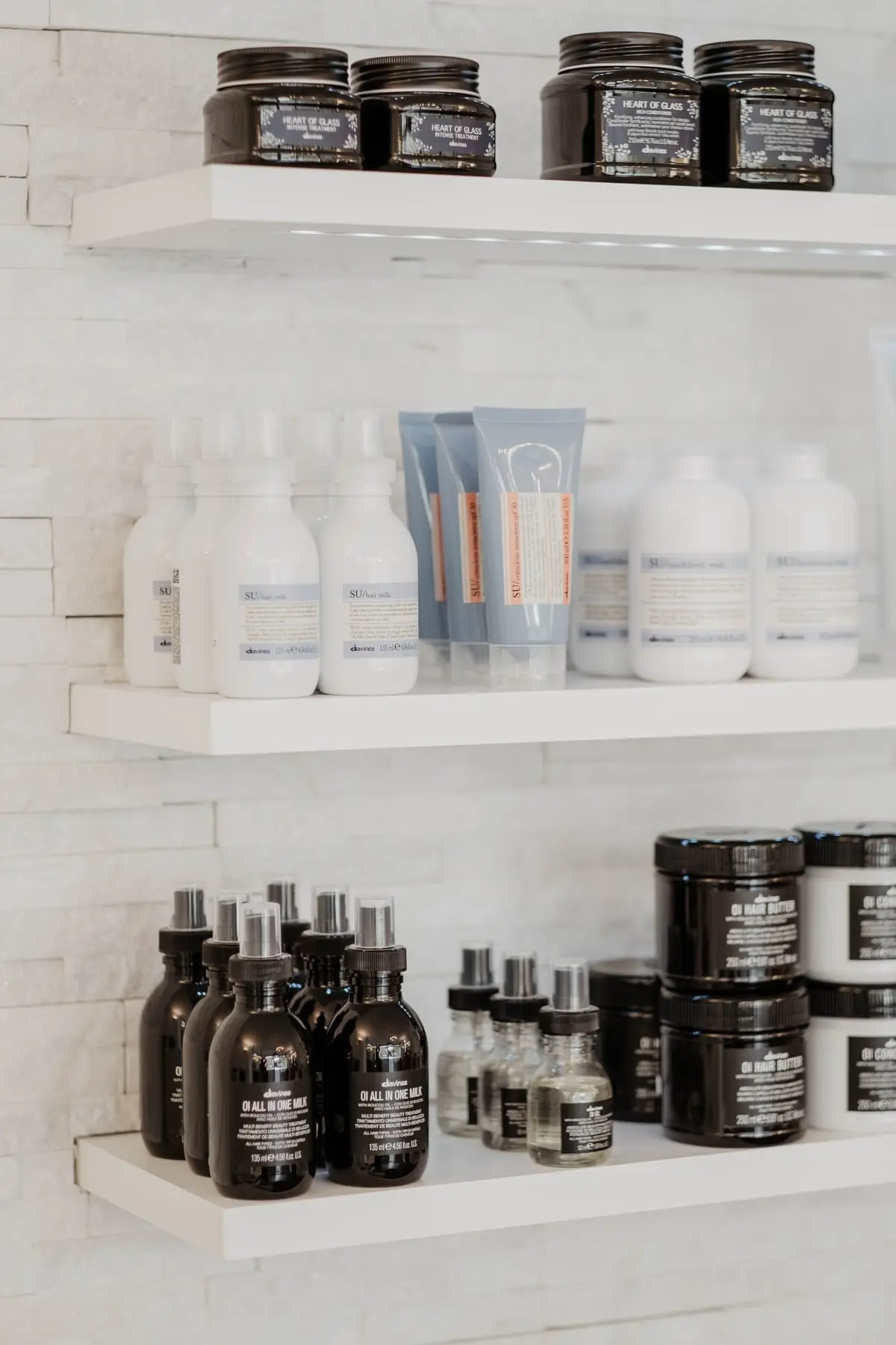 Pflegeprodukte im Regal des Studios von Valesca Hair