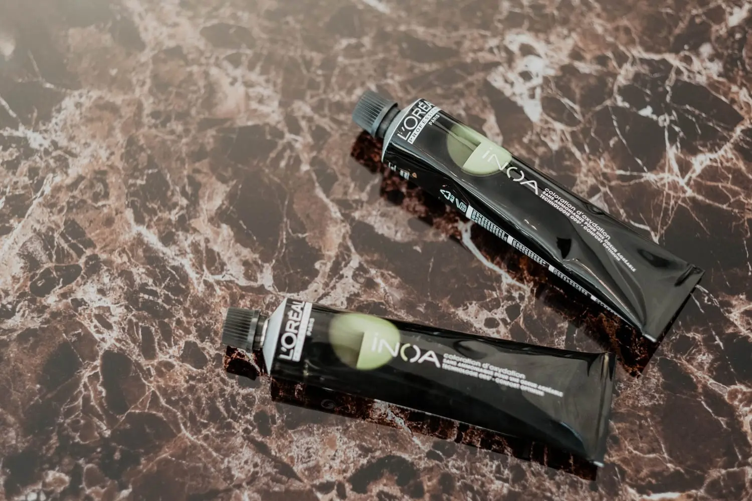 Professionelle Haarfarbe auf Marmorablage im Studio von Valesca Hair